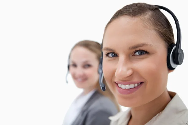 Jonge vrouwelijke exploitanten met behulp van headsets — Stockfoto