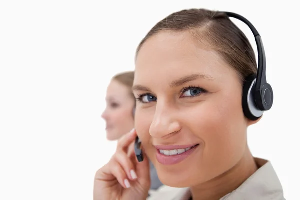 Młode osoby sprzedaży za pomocą słuchawki — Zdjęcie stockowe