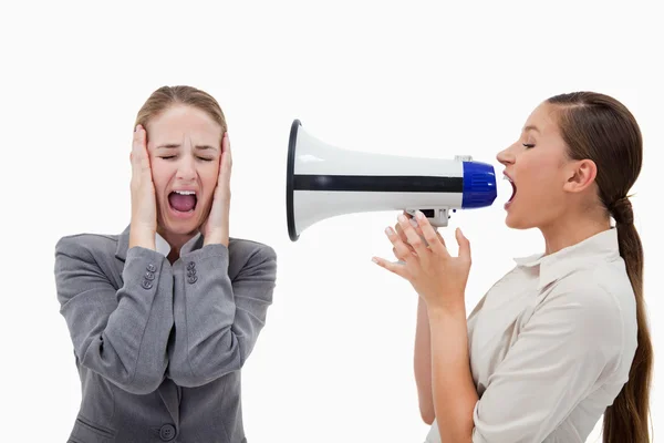 Manager urla al suo collega attraverso un megafono — Foto Stock