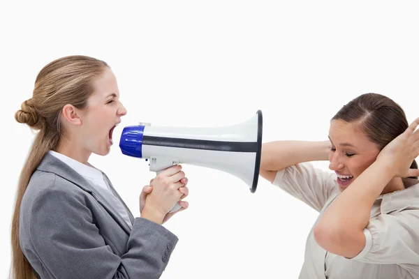 Gerente gritándole a su compañero de trabajo a través de un megáfono — Foto de Stock