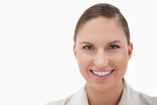 Primer plano de una mujer de negocios sonriendo a la cámara —  Fotos de Stock