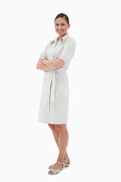 Ritratto di una donna d'affari casual in posa con le braccia incrociate — Foto Stock