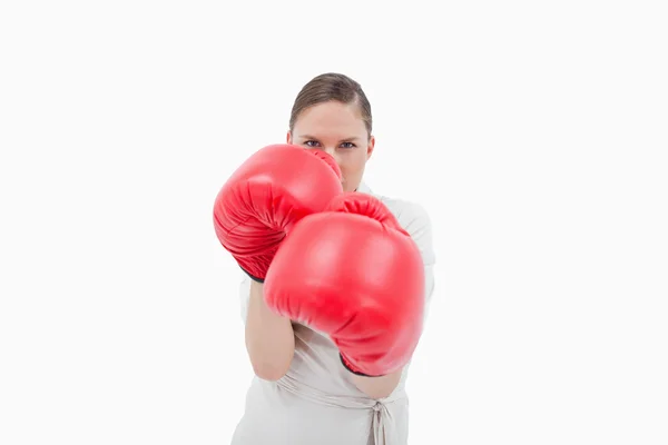 Femme d'affaires portant des gants de boxe — Photo