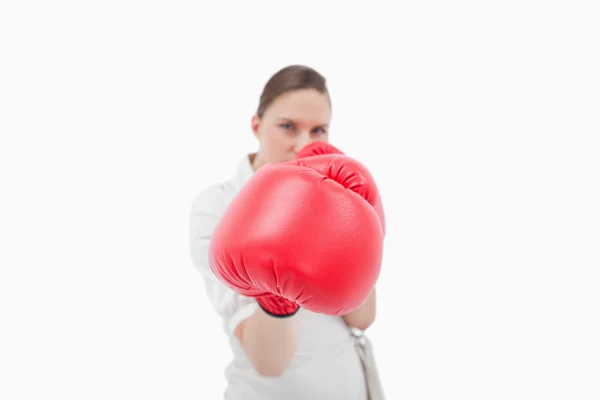 Seriös affärskvinna boxning — Stockfoto