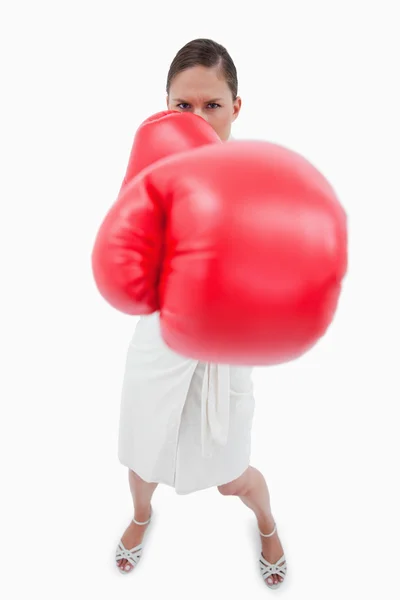 Portrait of an angry boxing businesswoman — Stock Photo, Image
