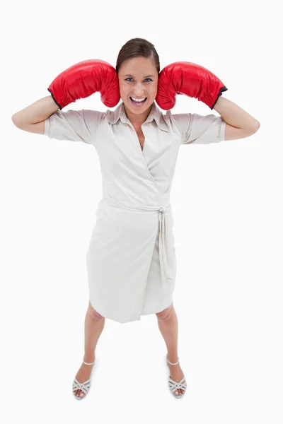 Retrato de una mujer de negocios con guantes de boxeo — Foto de Stock