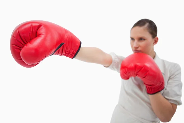 Femme d'affaires poinçonnant quelque chose avec des gants de boxe — Photo