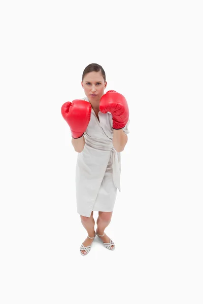 Retrato de una mujer de negocios seria con guantes de boxeo —  Fotos de Stock