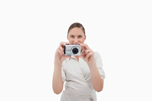 Улыбающаяся деловая женщина фотографирует — стоковое фото