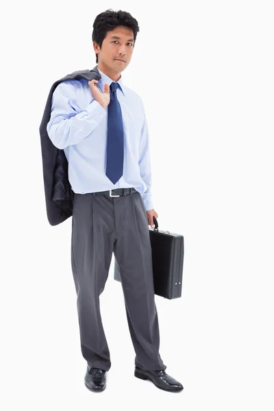 Retrato de un hombre de negocios sosteniendo un maletín y su chaqueta —  Fotos de Stock