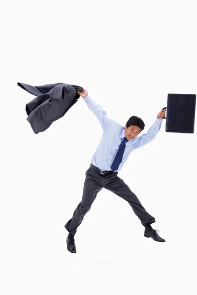 Empresário pulando enquanto segurava seu casaco e uma pasta — Fotografia de Stock