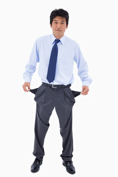 Porträtt av en affärsman som visar hans tomma fickor — Stockfoto