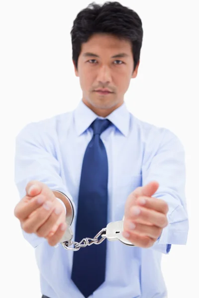 Porträt eines Geschäftsmannes mit Handschellen — Stockfoto