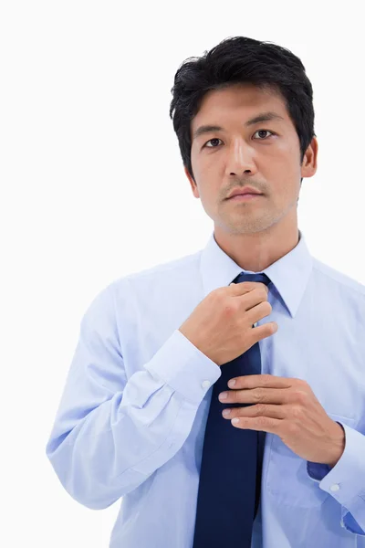 Porträt eines Geschäftsmannes, der seine Krawatte repariert — Stockfoto
