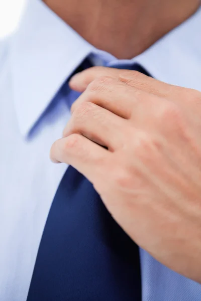 Bliska biznesmena ustalania jego krawat — Zdjęcie stockowe
