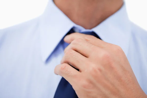 El primer plano de la mano que fija la corbata — Foto de Stock