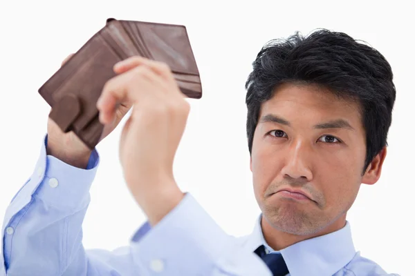 Uomo d'affari che mostra il suo portafoglio vuoto — Foto Stock