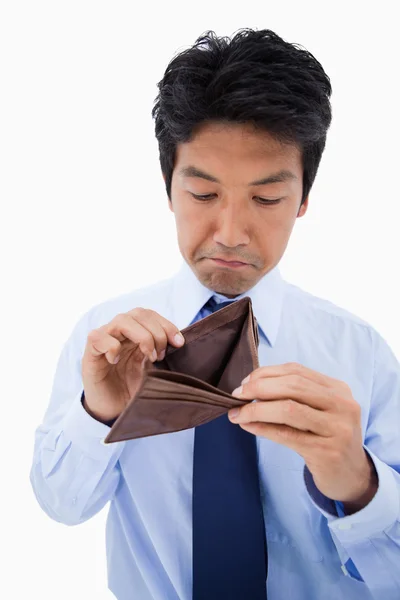 Портрет сумного бізнесмена, що показує порожній гаманець — стокове фото