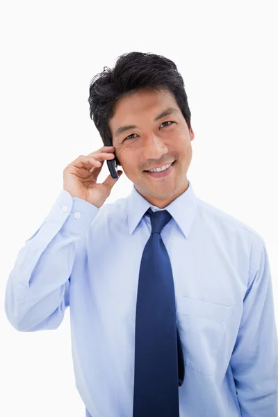 電話をかける笑みを浮かべてビジネスマンの肖像画 — ストック写真