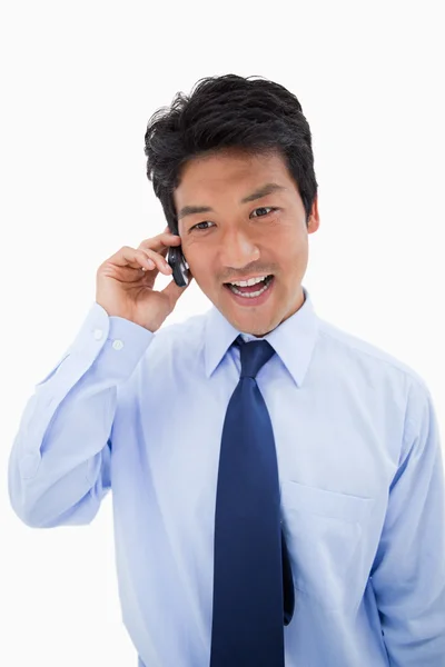 Портрет удивленного бизнесмена, делающего телефонный звонок — стоковое фото