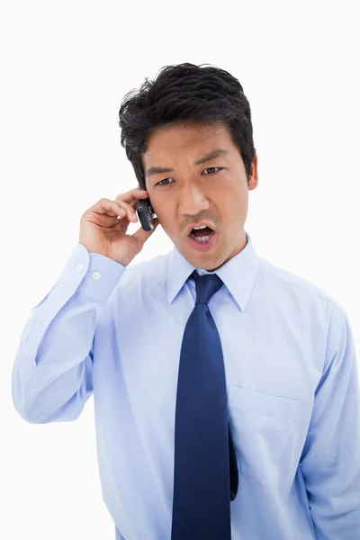 Πορτρέτο του ένας θυμωμένος επιχειρηματίας πραγματοποίηση μιας τηλεφωνικής κλήσης — Φωτογραφία Αρχείου