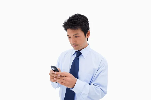 Empresário enviando uma mensagem de texto — Fotografia de Stock