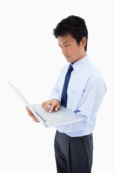Portret van een zakenman met behulp van een laptop — Stockfoto