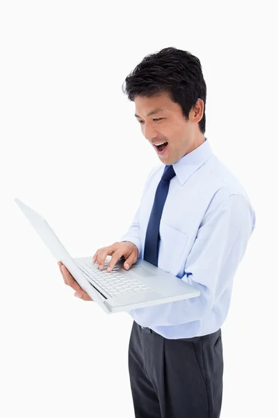 Porträtt av en förvånad affärsman som använder en bärbar dator — Stockfoto