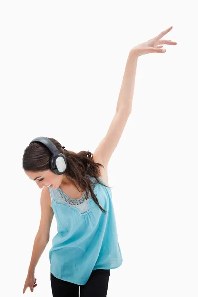 Retrato de uma mulher encantada dançando enquanto ouve música — Fotografia de Stock