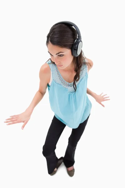 Porträtt av en glad kvinna dansar medan du lyssnar på musik — Stockfoto
