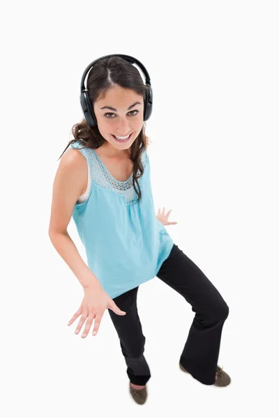 Retrato de uma mulher alegre dançando enquanto ouve música — Fotografia de Stock