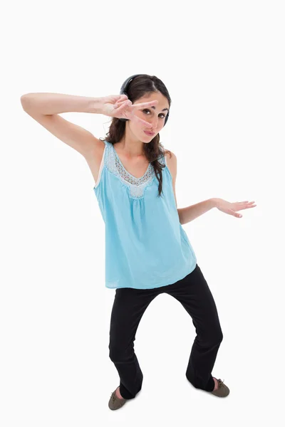 Porträt einer verspielten Frau, die beim Musikhören tanzt — Stockfoto