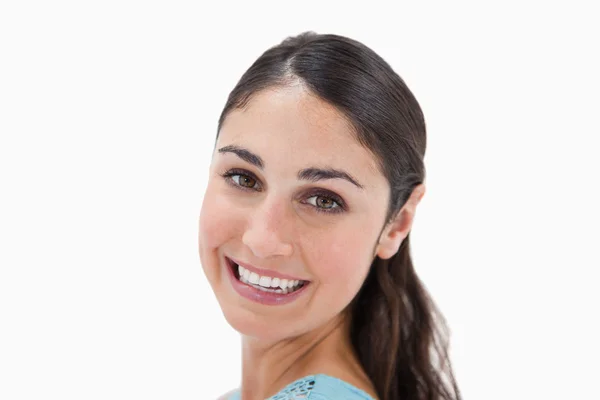 Close up de uma jovem mulher sorrindo para a câmera — Fotografia de Stock
