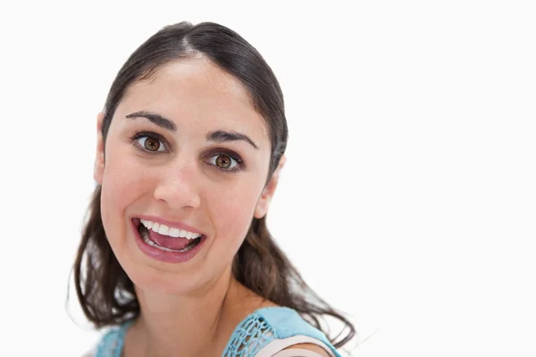 Närbild på en glad kvinna som ler mot kameran — Stockfoto