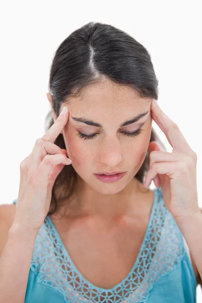 Ritratto di una giovane donna con mal di testa — Foto Stock