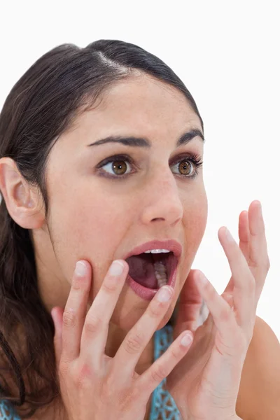 Retrato de uma jovem mulher chocada gesticulando — Fotografia de Stock