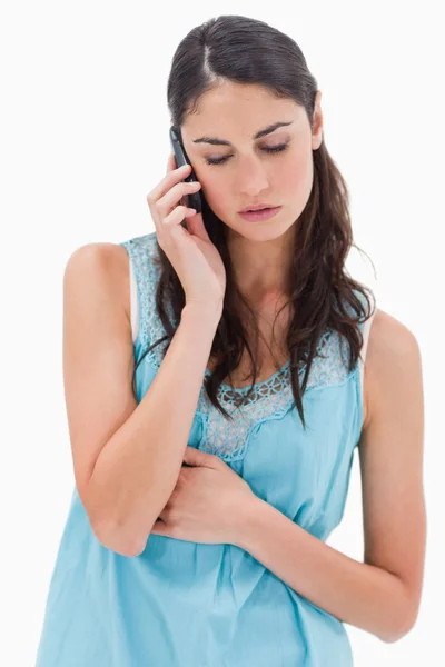 Портрет печальной женщины, делающей телефонный звонок — стоковое фото