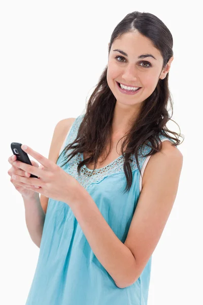 Портрет счастливой женщины, читающей текстовое сообщение — стоковое фото