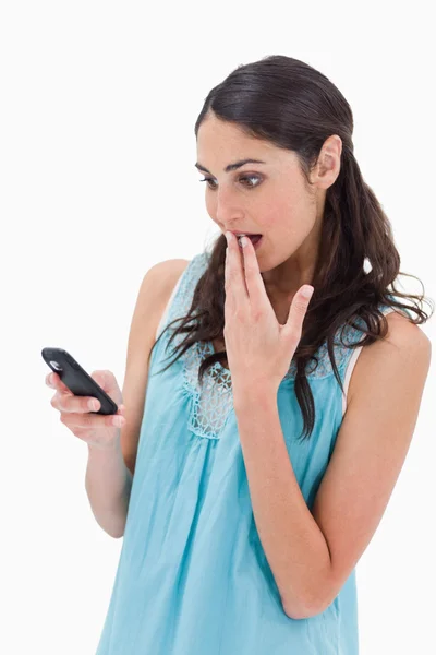 Porträtt av en förvånad kvinna läsa ett textmeddelande — Stockfoto