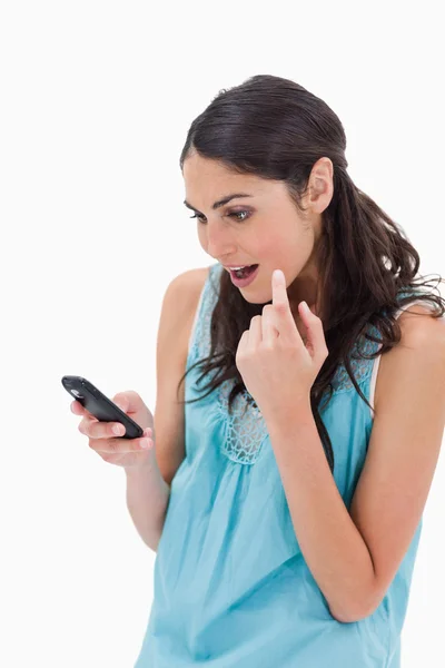 Porträt einer erstaunten Frau beim Lesen einer SMS — Stockfoto