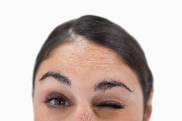 Primo piano di una donna che strizza l'occhio — Foto Stock