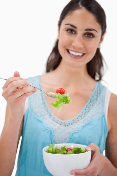 Портрет женщины, которая ест салат — стоковое фото