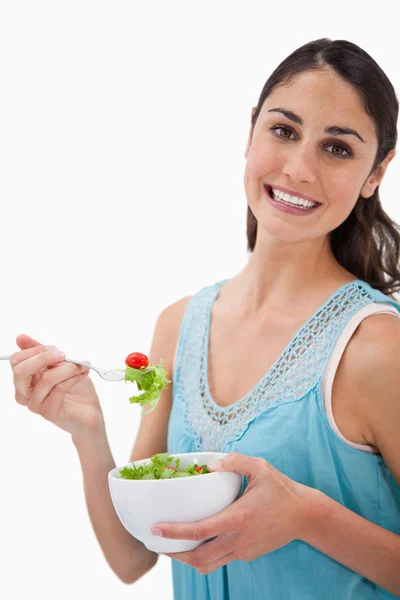 Porträtt av en ung kvinna som äter en sallad — Stockfoto