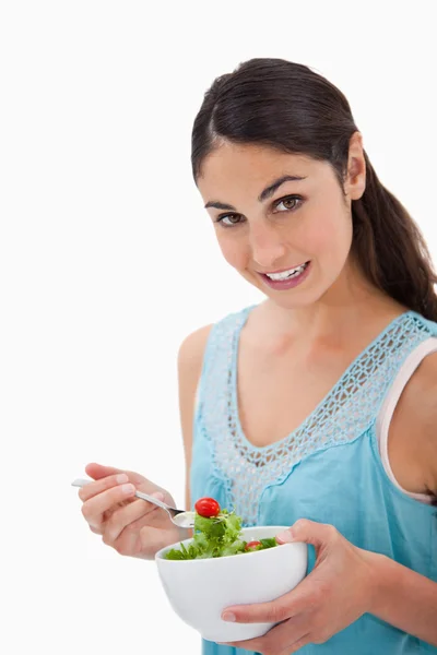 Porträt einer brünetten Frau, die einen Salat isst — Stockfoto