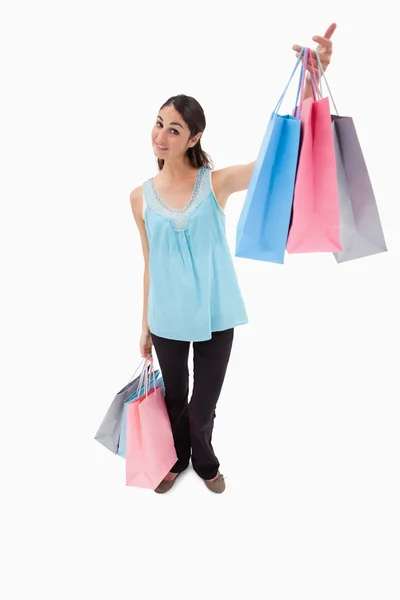 Retrato de una mujer feliz mostrando bolsas de compras — Foto de Stock