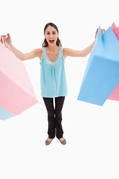 Retrato de uma mulher segurando sacos de compras — Fotografia de Stock