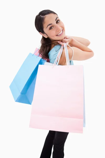 Retrato de una mujer sonriente posando con bolsas de compras — Foto de Stock