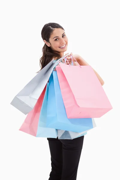 Portrét šťastné ženy pózuje s nákupní tašky — Stock fotografie
