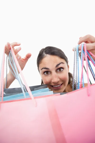 Retrato de uma mulher alegre mostrando sacos de compras — Fotografia de Stock