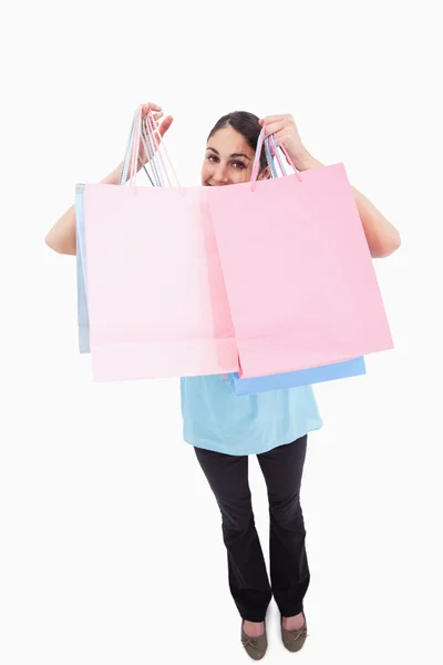 買い物袋を示すうれしそうな女性の肖像画 — ストック写真